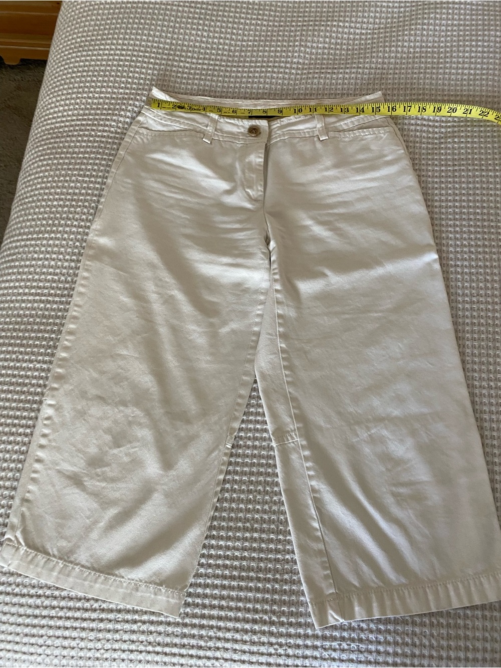 Classic Wide-Leg Women’s Crops in Off-White